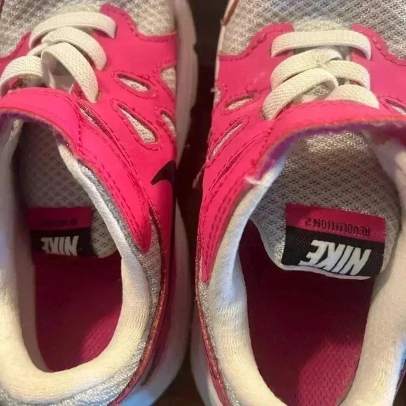 SELLING AS A LOT BITH SIZE 9 NIKE SNEAKERS & ITZY BITZY FLIP FLOPS - Picture 9 of 10